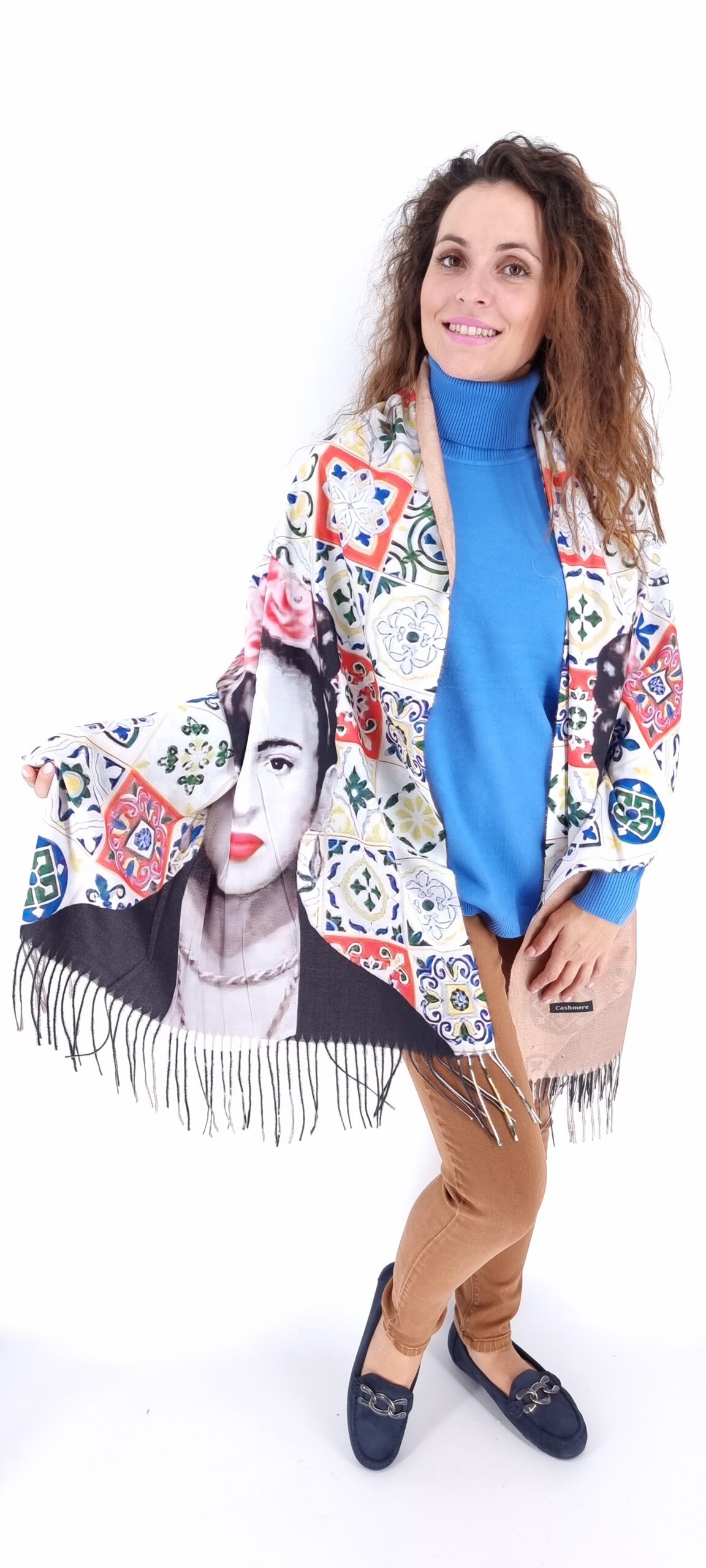 Εσάρπα με μοτίβο πίνακα με τη Frida Kahlo άσπρο