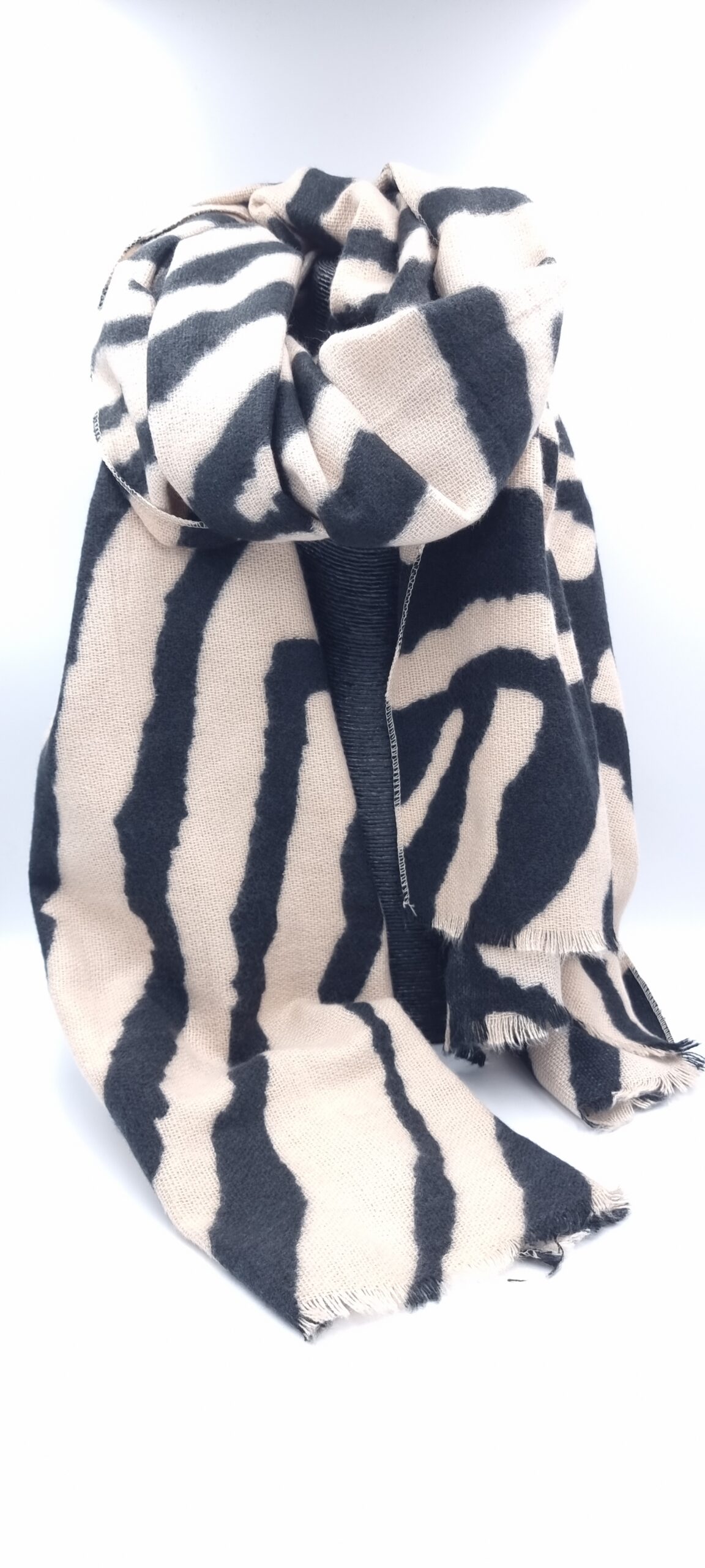 Κασκόλ με animal print μοτίβο μαύρο μπεζ